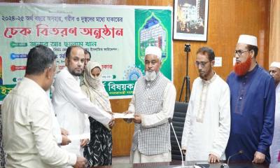 জাকাতের চেক বিতরণ করল ইসলামিক ফাউন্ডেশন