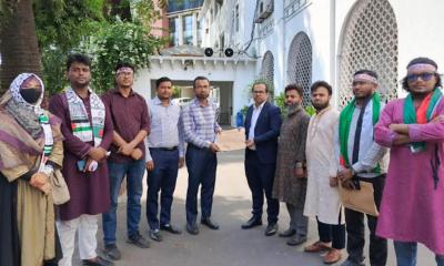 ফিলিস্তিন ইস্যুতে যুক্তরাষ্ট্র, সৌদি দূতাবাসে স্মারকলিপি দিলেন জবি শিক্ষক-শিক্ষার্থীরা