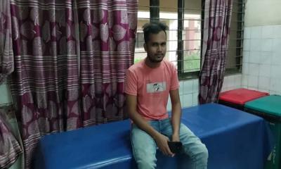 ২ বার কামড় খেয়ে রাসেলস ভাইপার নিয়েই হাসপাতালে যুবক