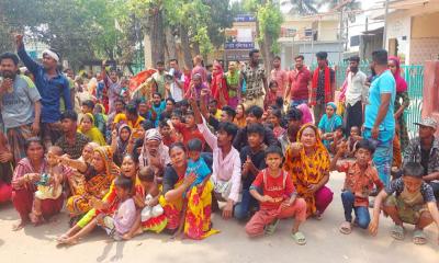 কালীগঞ্জে সড়ক অবরোধ করে গ্রামবাসীর বিক্ষোভ