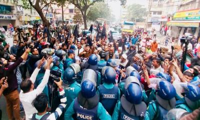 পুলিশী বাঁধার মুখে পড়ে ১২ দলীয় জোটের বিক্ষোভ