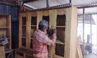 কাঠের তৈজসপত্র তৈরি করে ভাগ্য বদলেছেন ৫ শতাধিক পরিবার