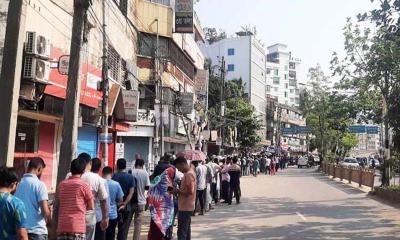 আবারও ৫৯৫ টাকায় গরুর মাংস কিনতে খলিলের দোকানে দীর্ঘ লাইন