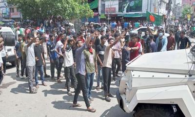 খুলনায় শিক্ষার্থীদের সাথে পুলিশের সংঘর্ষ