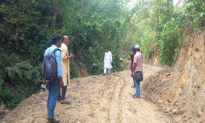 রাস্তা সংস্কার করতে গিয়ে বিপাকে ইউপি চেয়ারম্যান