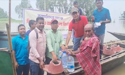 কুড়িগ্রামে বন্যার্তদের মাঝে পানি ও চুলা বিতরণ