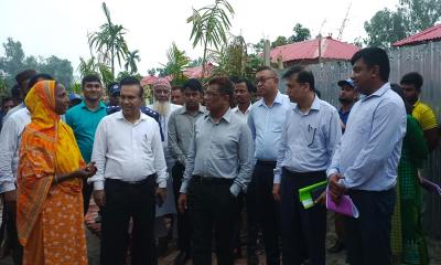 কালীগঞ্জে আশ্রয়ণ প্রকল্প পরিদর্শনে বিভাগীয় কমিশনার