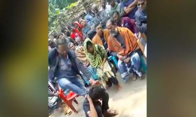 শালিস-বৈঠকে পরকীয়া প্রেমিককে স্যান্ডেল দিয়ে পিটানোর ভিডিও ভাইরাল