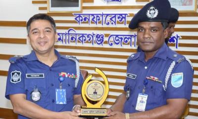 ভালো কাজের পুরস্কার পেলেন ওসি আব্দুর রউফ