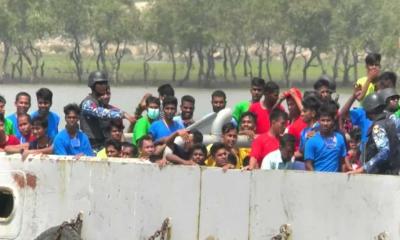 ১৭৩ বাংলাদেশি নিয়ে কক্সবাজারে মিয়ানমারের জাহাজ