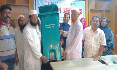 মধুপুরে পৌর মেয়রের উদ্যোগে ডাস্টবিন বিতরণ