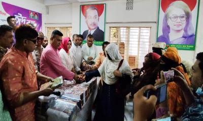 বিএনপির নারী কর্মীদের মাঝে ঈদ উপহার বিতরণ