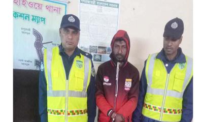 যাত্রীবাহী বাসে অভিযান, ফেনসিডিলসহ কারবারি আটক