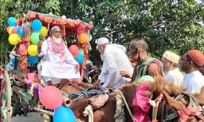 ৪১ বছর ইমামতির পর সুসজ্জিত ঘোড়ার গাড়িতে বিদায়