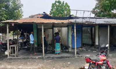 নীলফামারী  মনাগঞ্জ বাজারে অগ্নিকাণ্ডে ১৮ টি দোকানে প্রায় কোটি টাকার মালামাল পুড়ে ছাই