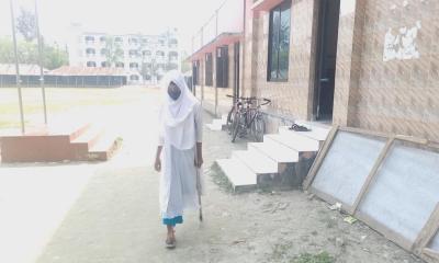 এক পায়ে ৩ কিলোমিটার হেঁটে কলেজে যায় ইয়াছমিন