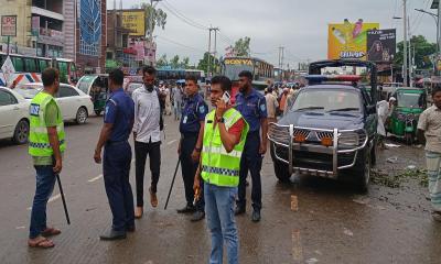ঘরমুখো মানুষের যাত্রা নিরাপদ করতে কাজ করছে মধুপুর থানা পুলিশ