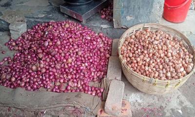 একদিনের ব্যবধানে পেঁয়াজের দাম আকাশ ছোঁয়া