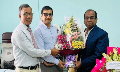 ড. নাহিদ হোসেনকে জেনিথের ফুলেল শুভেচ্ছা