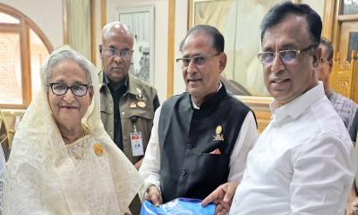 প্রধানমন্ত্রীর কাছে ‘বিএফডিসি রেডি টু কুক ফিশ’ হস্তান্তর