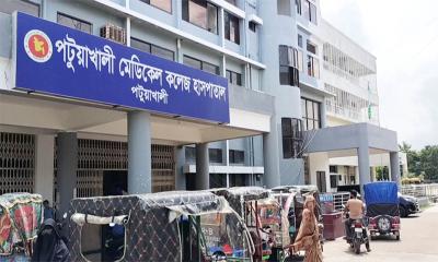 পটুয়াখালীতে ইন্টার্ন চিকিৎসকদের কর্মবিরতি ও মানববন্ধন
