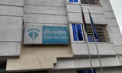পিরোজপুর জেলা হিসাবরক্ষণ কর্মকর্তাসহ ৫ জন দুদকের হাতে গ্রেপ্তার