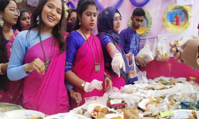গুরুদয়াল সরকারি কলেজে বাহারি পিঠা উৎসব