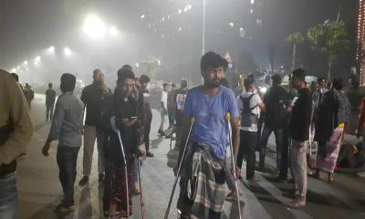 পঙ্গু হাসপাতালের সামনে সুচিকিৎসার দাবিতে আহতদের সড়ক অবরোধ