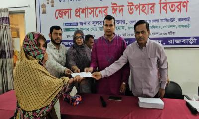 দৌলতদিয়ায় যৌনকর্মীদের মাঝে জেলা প্রশাসনের ঈদ উপহার প্রদান