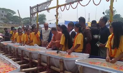 রাঙামাটিতে সাংগ্রাই জলকেলি উৎসবে মেতেছে হাজারো তরুণ-তরুণী