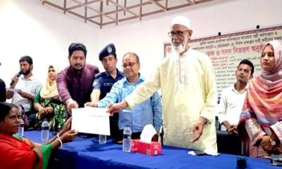 রাণীশংকৈলে সড়ক রক্ষণাবেক্ষণে নারী কর্মীদের সঞ্চয়ের চেক প্রদান
