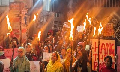 রোকেয়া হলের শিক্ষার্থীদের মশাল মিছিল: ধর্ষকদের প্রকাশ্যে ফাঁসির দাবি