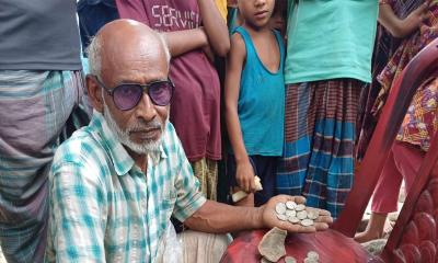 ঈশ্বরগঞ্জে মাটি খুঁড়ে মিলল হাঁড়ি ভর্তি রৌপ্যমুদ্রা