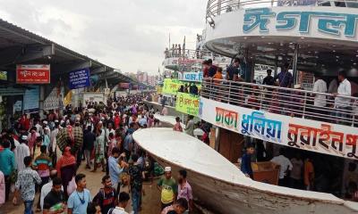 সদরঘাটে ঢাকামুখী মানুষের ভিড়