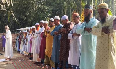 মধ্যপ্রাচ্যের সঙ্গে মিল রেখে সাদুল্লাপুরে ঈদুল ফিতরের নামাজ আদায়