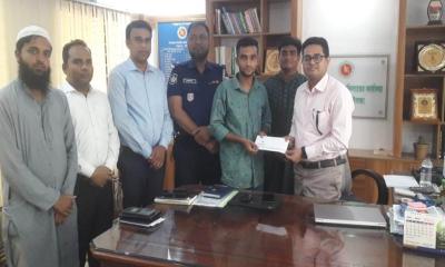 সংবাদ প্রকাশের পর মেধাবী শিক্ষার্থীর পাশে সাদুল্লাপুরের ইউএনও