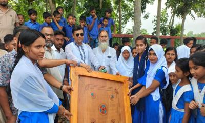 সালথায় শিক্ষাপ্রতিষ্ঠানে উপজেলা চেয়ারম্যানের ক্রীড়া সামগ্রী বিতরণ