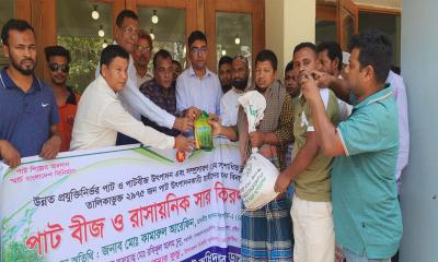 ভেড়ামারায় বিনামূল্যে পাট বীজ রাসায়নিক সার বিতরণ