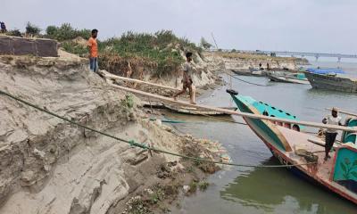পদ্মায় অবৈধ বালু উত্তোলন, ভাঙন ঝুঁকিতে সেতু প্রকল্প রক্ষা বাঁধ