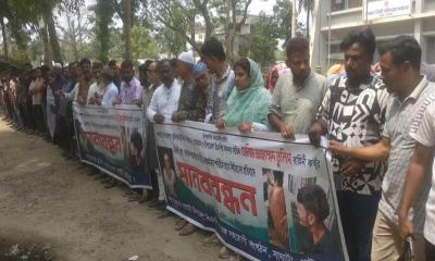 সাঘাটায় সাংবাদিকের ওপর হামলার প্রতিবাদে মানববন্ধন