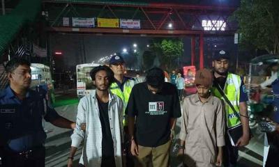 সাভারে যাত্রীবাহী বাসে তল্লাশি, ৩ ছিনতাইকারী আটক