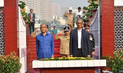 রাজারবাগ পুলিশ স্মৃতিসৌধে স্বরাষ্ট্র উপদেষ্টা ও আইজিপির শ্রদ্ধা