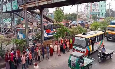 বকেয়া বেতন ও শোকজ প্রত্যাহারের দাবিতে মহাসড়ক অবরোধ