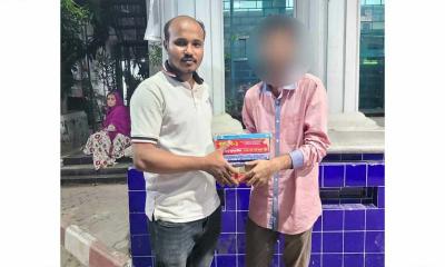 অসহায় শিক্ষার্থীর দায়িত্ব নিলেন ছাত্রলীগ নেতা মাহবুব