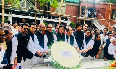 বঙ্গবন্ধুর সমাধিতে সুপ্রিম কোর্ট আইনজীবী সমিতির শ্রদ্ধা