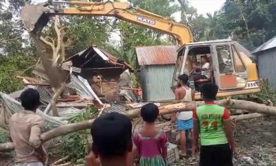 ঈশ্বরগঞ্জে অভাবের তাড়নায় জমি বিক্রি, বাড়ীঘর গুড়িয়ে দখলে নিলো প্রভাবশালী মহল