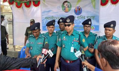 গরমে সুপেয় পানি নিয়ে সাধারণ মানুষের পাশে ভাটারা থানা পুলিশ