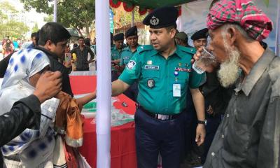 পথচারীদের মাঝে ডিএমপির বিশুদ্ধ পানি বিতরণ