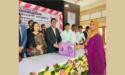 ভোলায় ২১০ নারীর মাঝে ল্যাপটপ বিতরণ