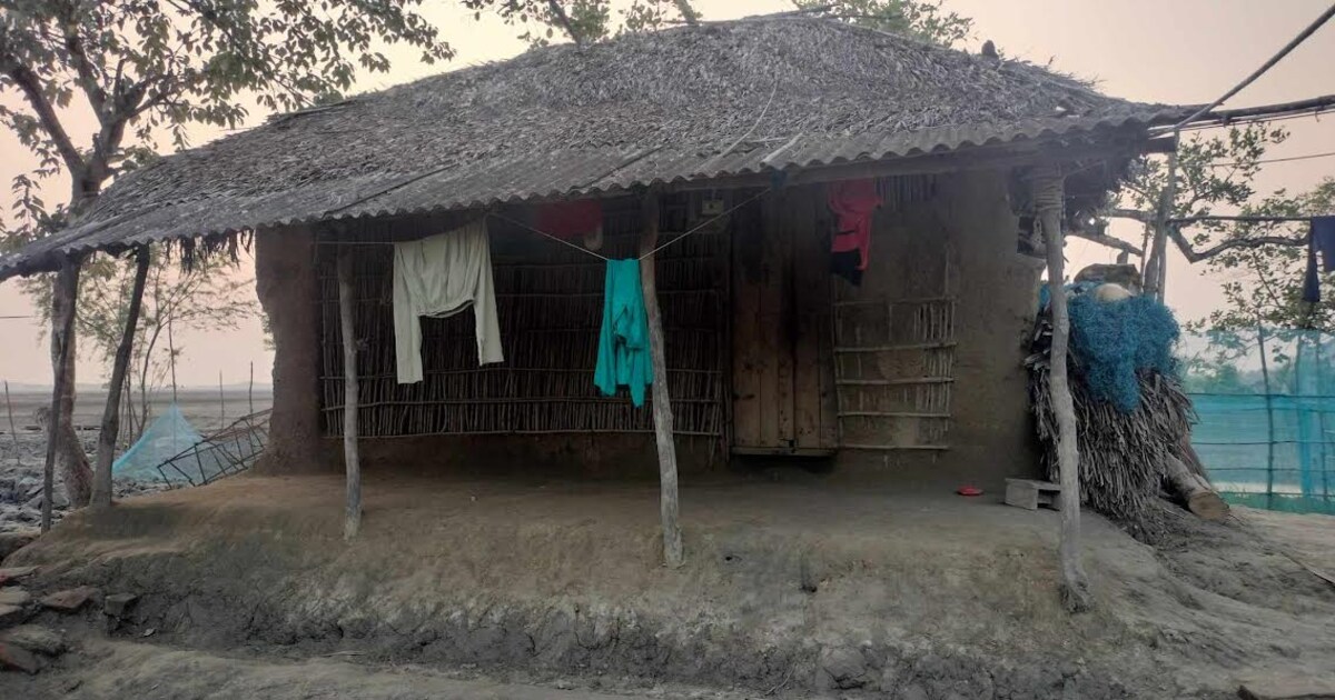 সুদের টাকার জেরে মধ্যযুগীয় কায়দায় ঘর-ভিটা দখল!